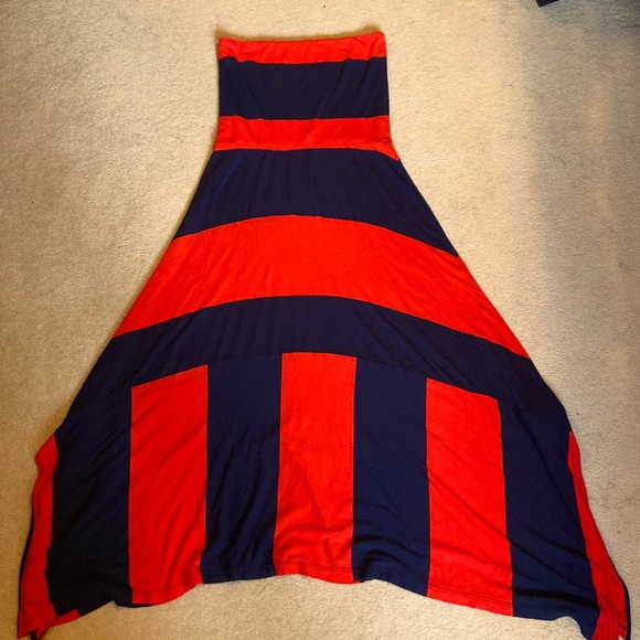 Cute strapless dress from Gap. Perfect for drinks on a patio or backyard party. - Picture 1 of 4